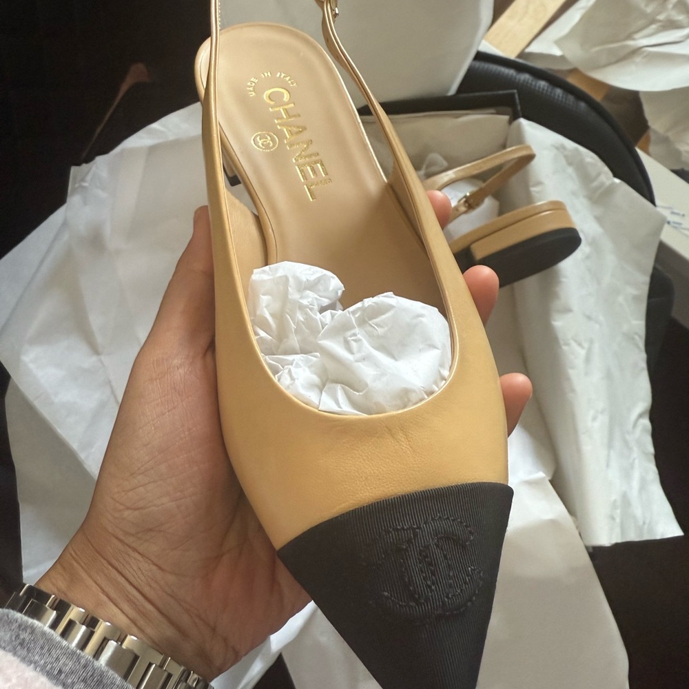 CHANEL Two-Tone Beige and Black Heels - Picture 7 of 12